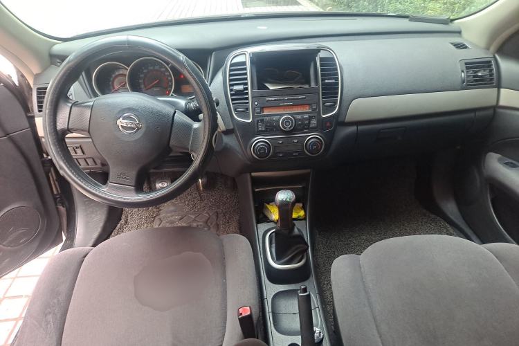 Used Nissan Sylphy 2016 Classic 1.6XE Manual Leading Edition Center Console