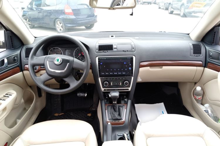 Used Skoda Octavia 2013 1.6L Automatic Yijun Edition Center Console