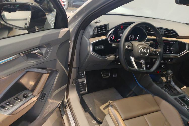 Used Audi Q3 2024 40 TFSI Fashion Dynamic Edition Launch Special Edition Driver Seat