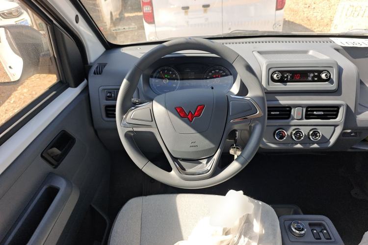 Used Wuling Yangguang 2024 300KM Comfort Version Passenger Van 75kW Steering Wheel