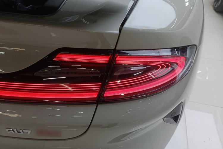 Used Xiaomi Auto SU7 2024 Four-Wheel Drive Ultra-Long Range Advanced Intelligent Driving Max Edition Right Rear Taillight