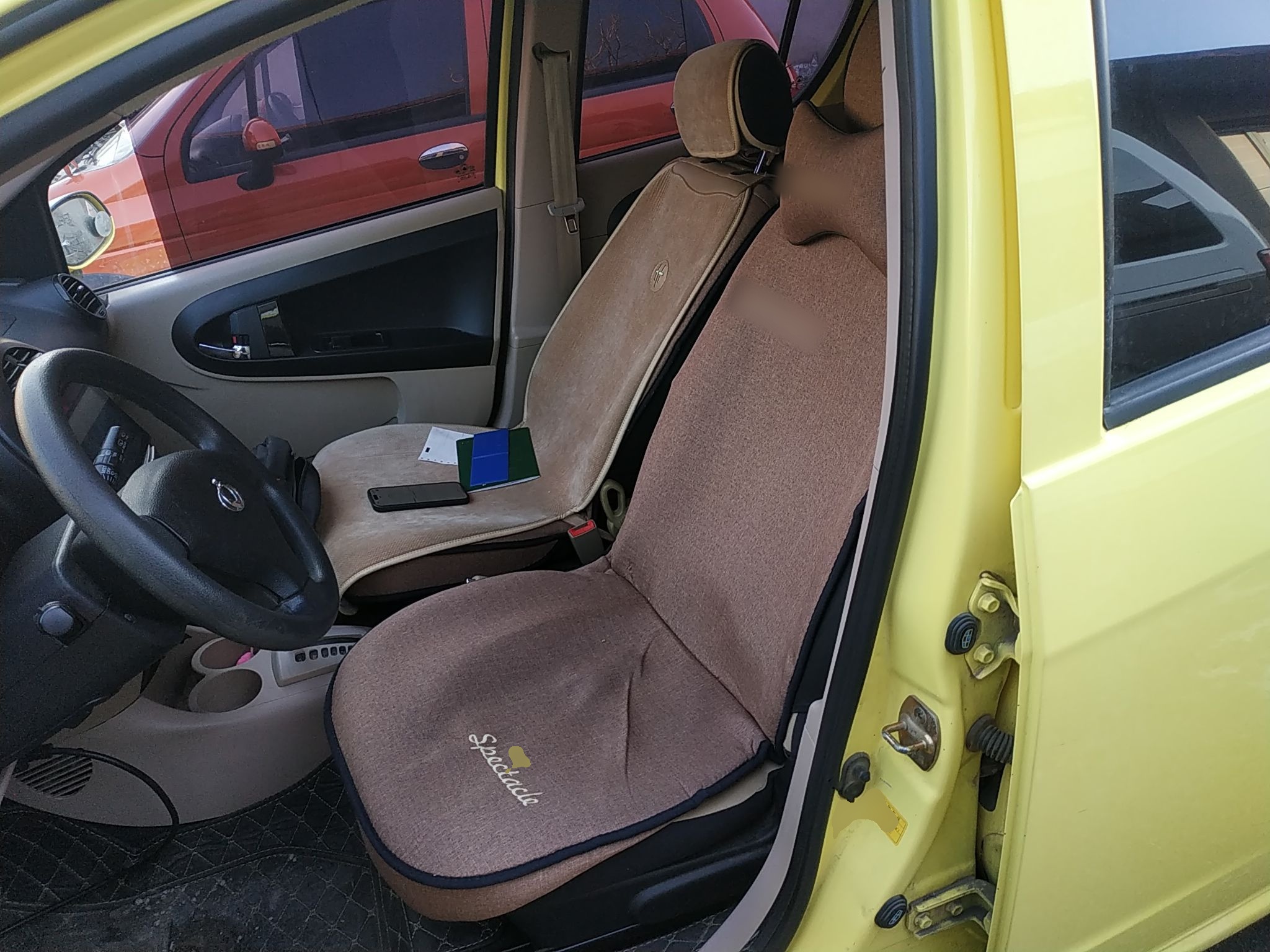 المقاعد الأمامية داخل السيارة