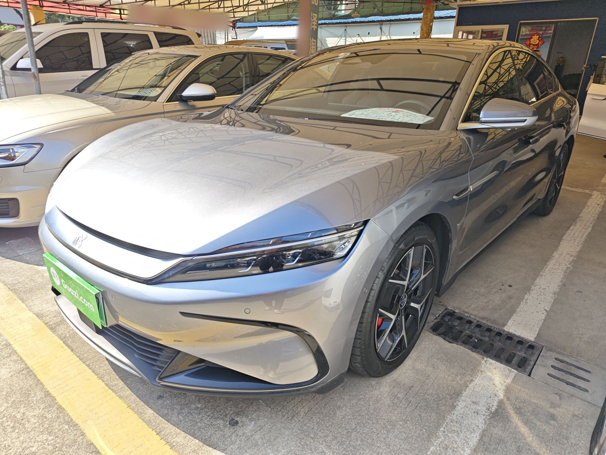 تحت مقدمة السيارة