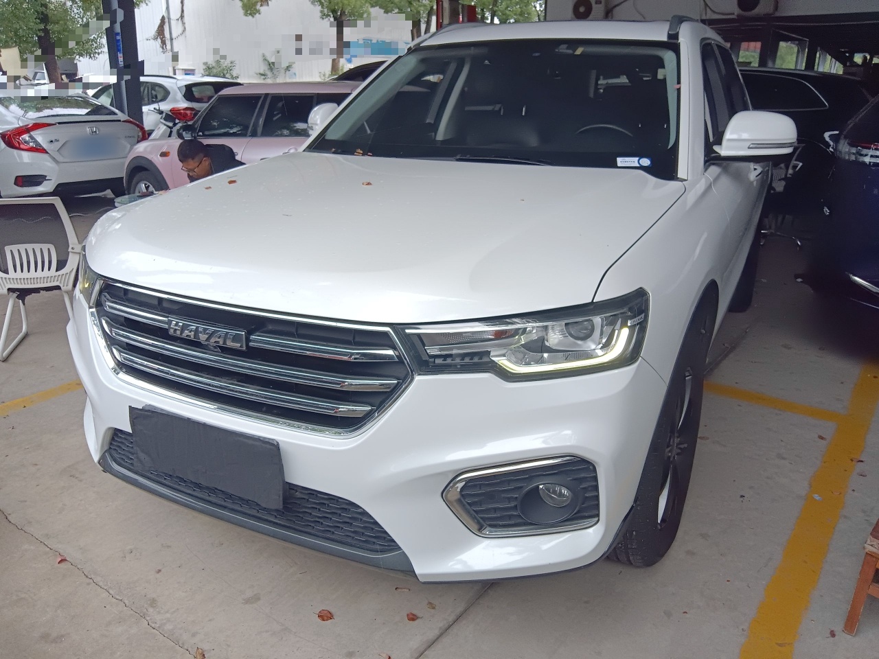 تحت مقدمة السيارة