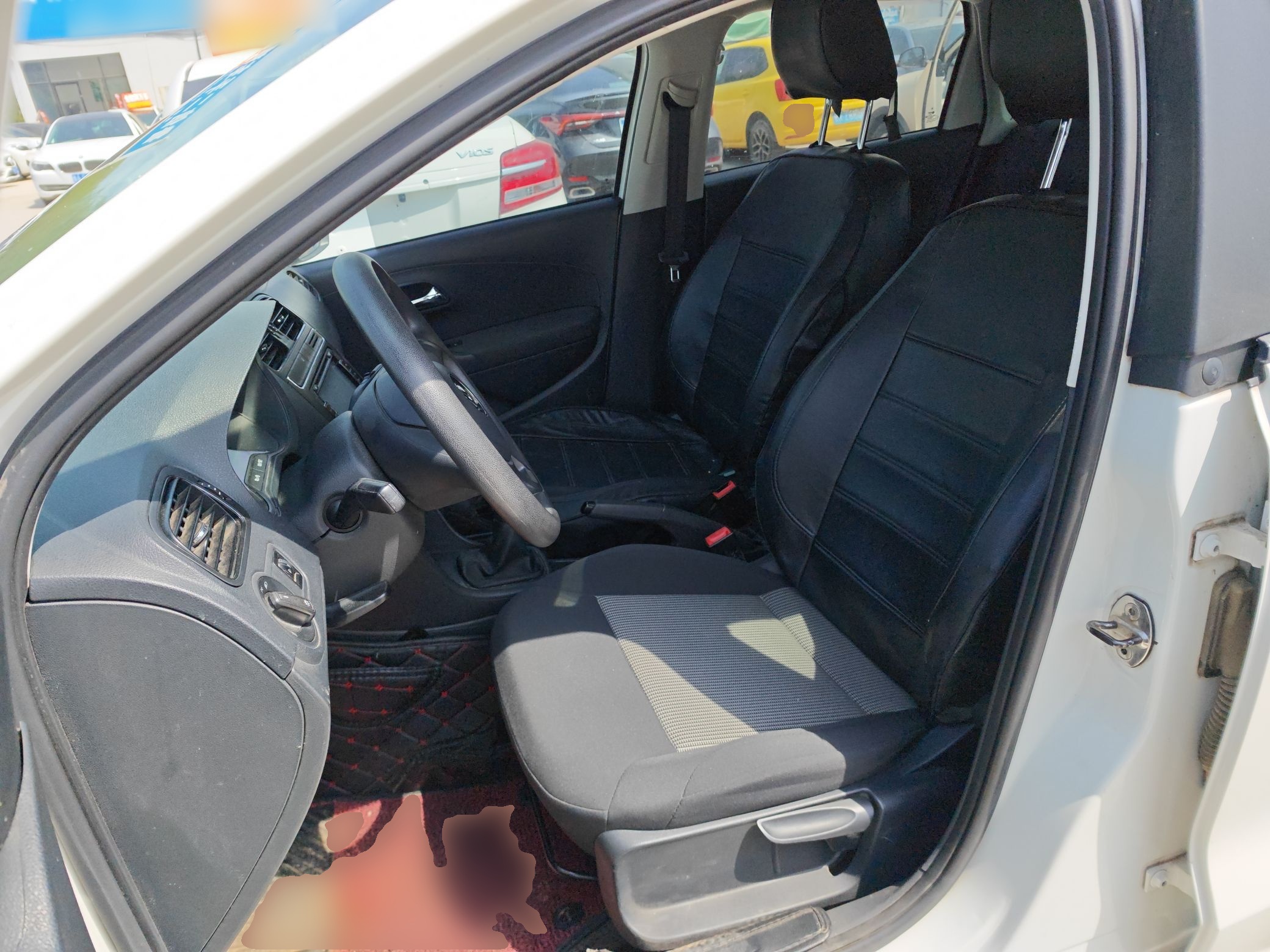 Переднее сиденье в автомобиле