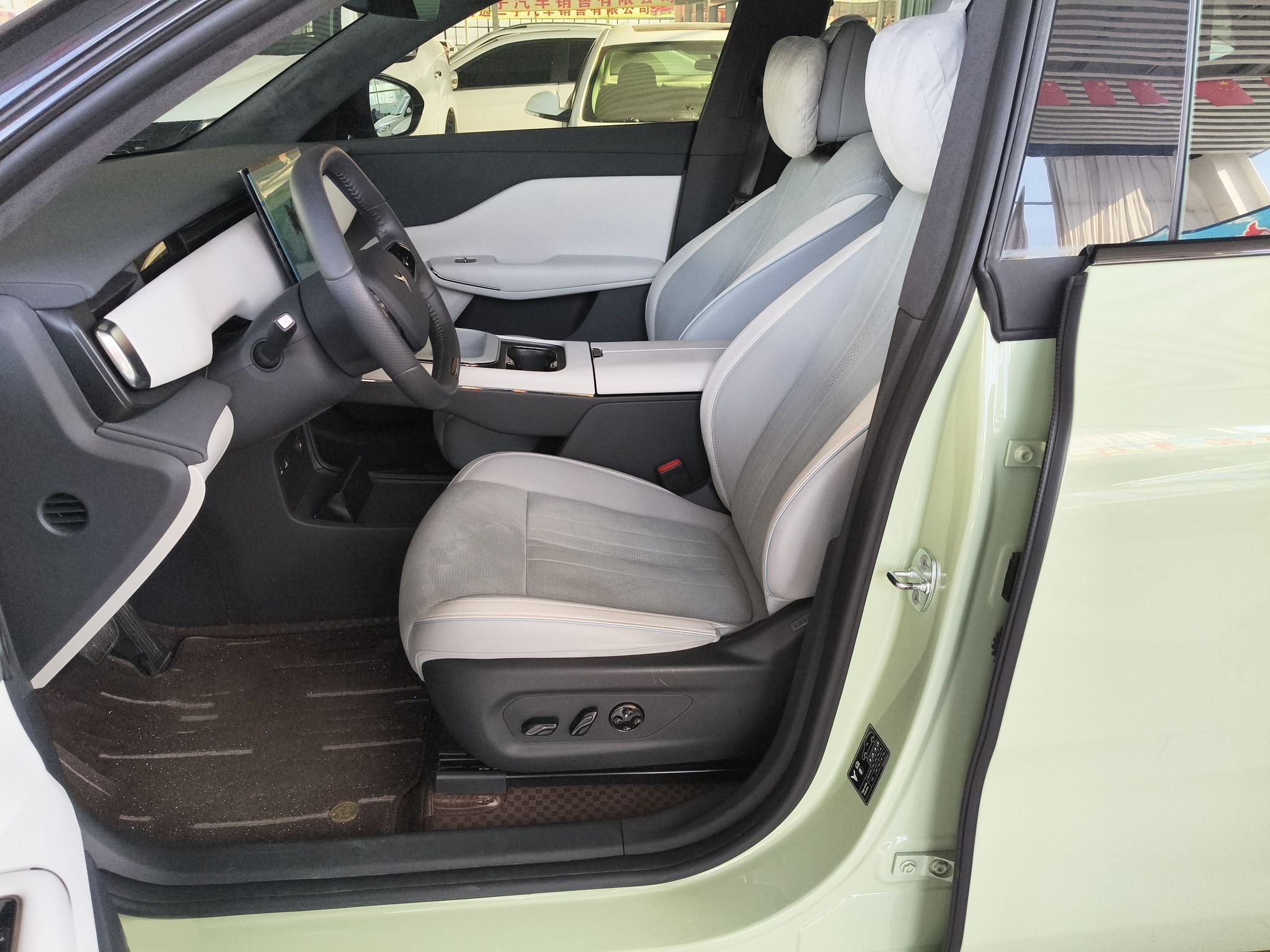 المقاعد الأمامية داخل السيارة