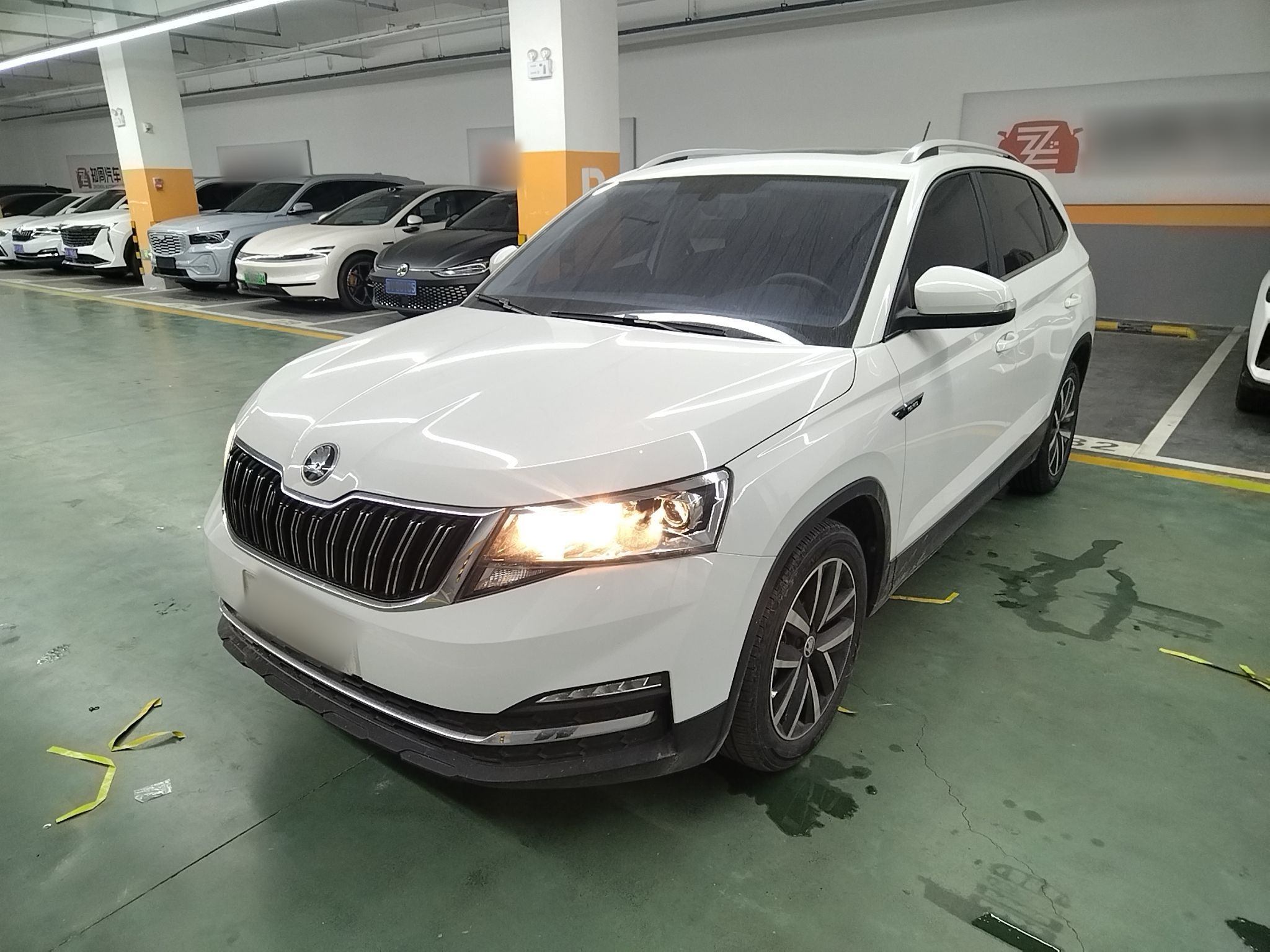 تحت مقدمة السيارة