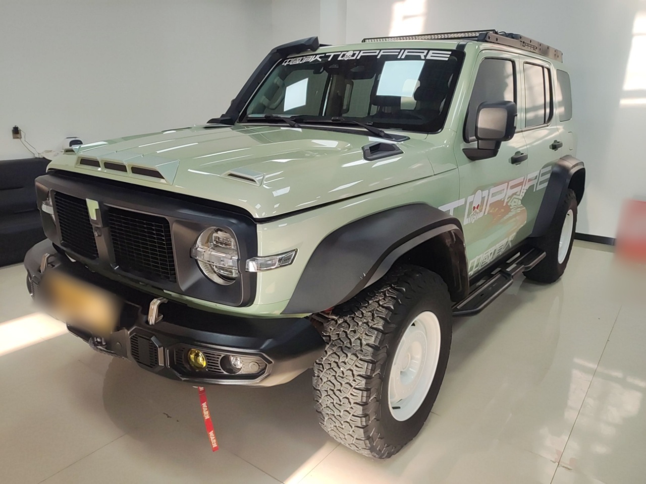 تحت مقدمة السيارة