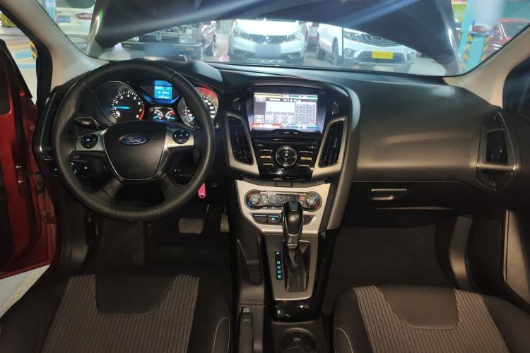 Used Ford Focus 2012 Hatchback 1.6L Automatic Fashion Edition Center Console