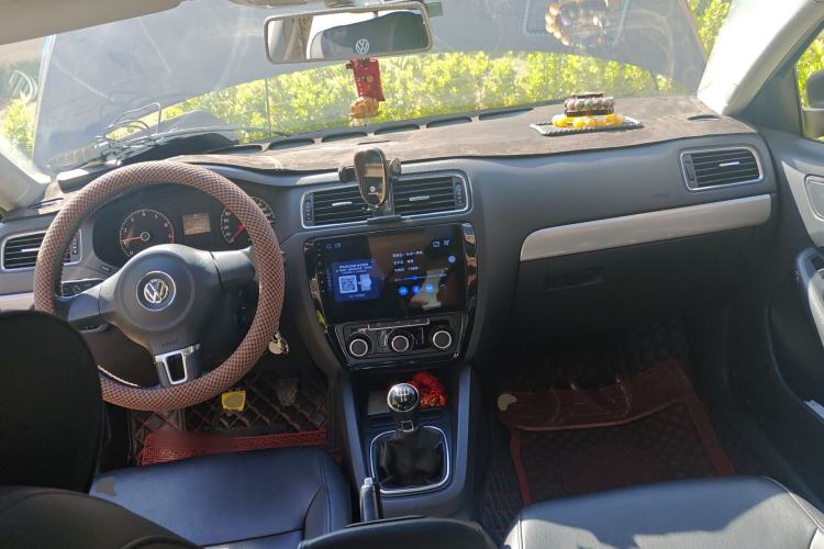 Used Volkswagen Sagitar 2014 Revised Version 1.6L Manual Comfort Edition Center Console