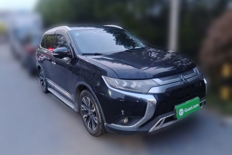 Used Mitsubishi Outlander 2019 2.4L 4x4 Zhi Xiang Edition 7 Seats China VI Standard Front Right 45 Deg