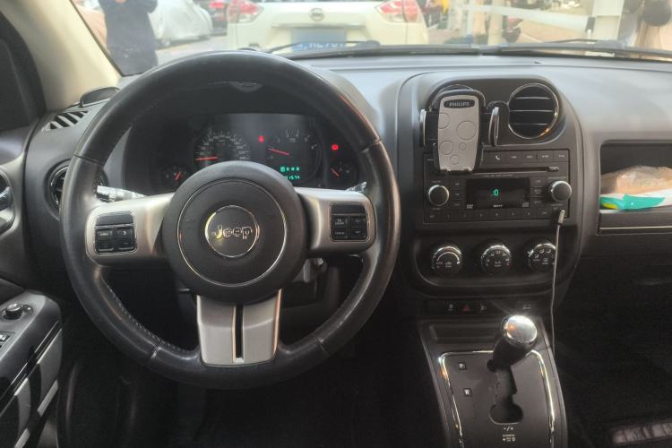 Used Jeep Compass 2012 2.4L four-wheel-drive sport version
