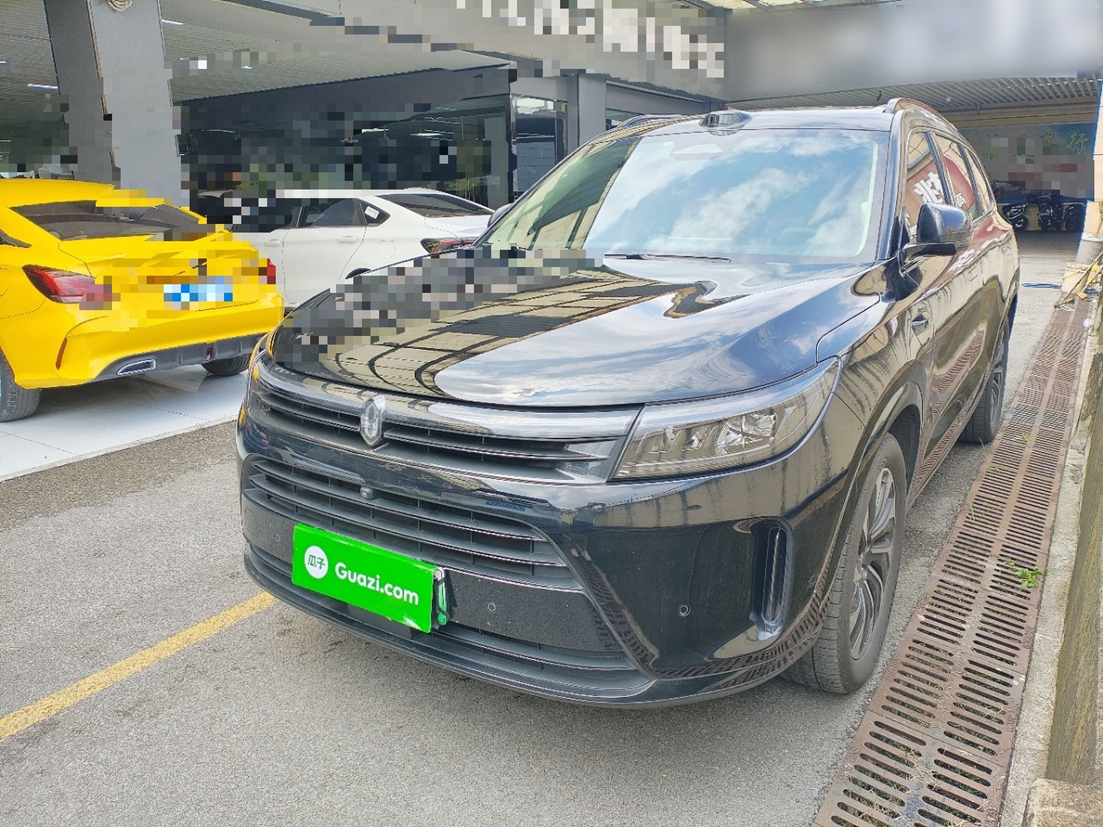 Под передней частью автомобиля