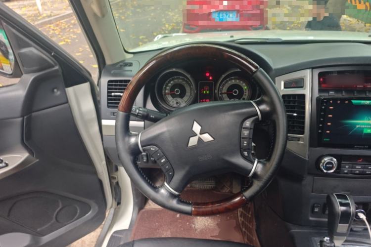 Used Mitsubishi Pajero 2016 3.0L Automatic Prestige Version China V Standard Steering Wheel