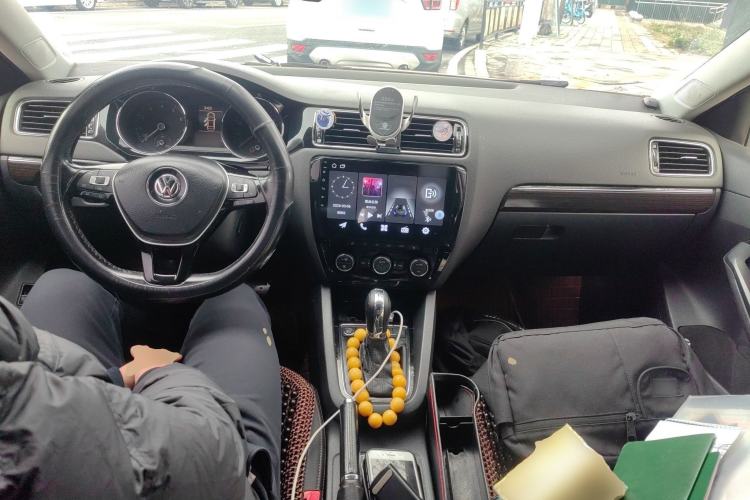 Used Volkswagen Sagitar 2015 230TSI Automatic Luxury Model Center Console
