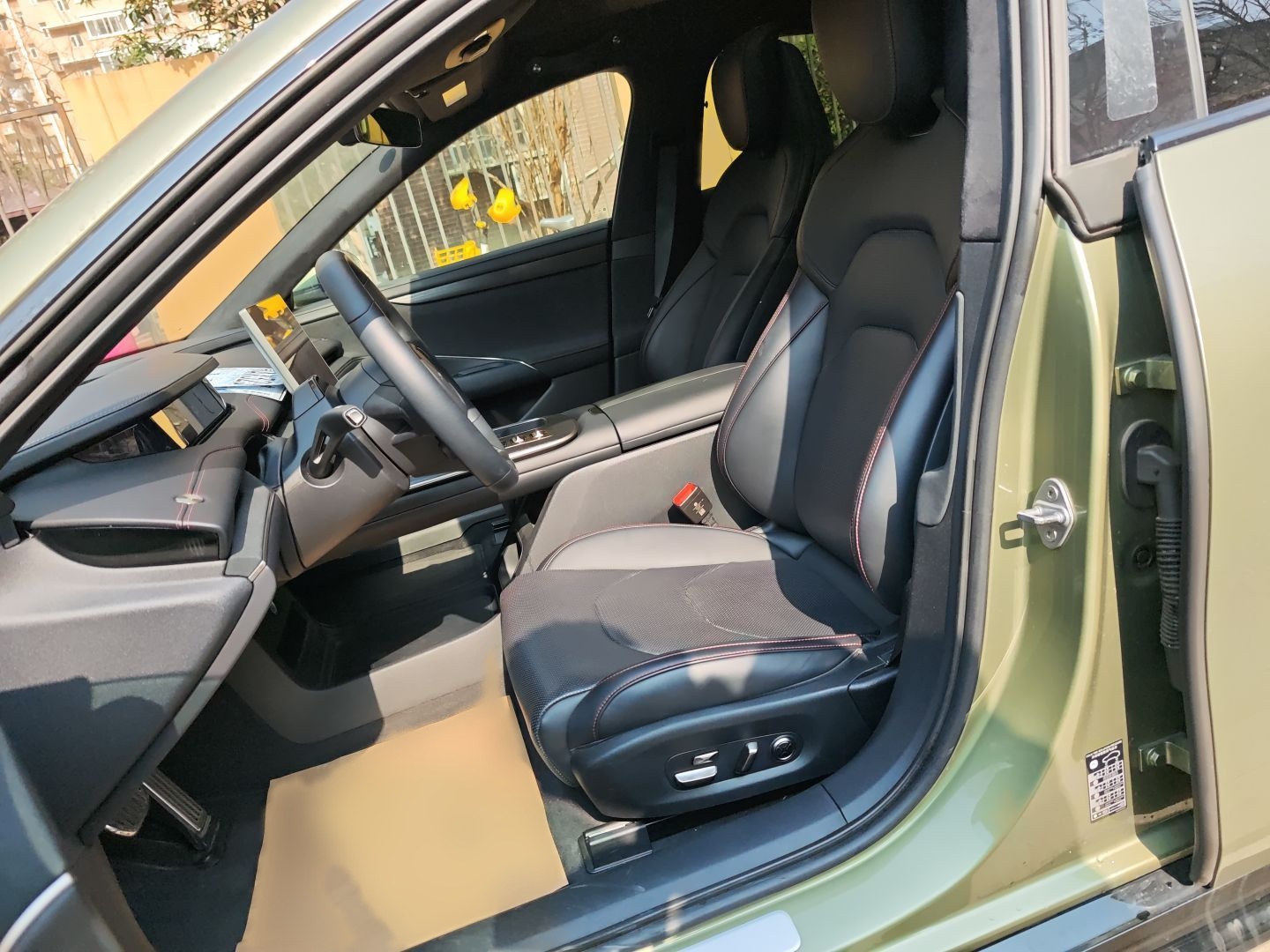 المقاعد الأمامية داخل السيارة