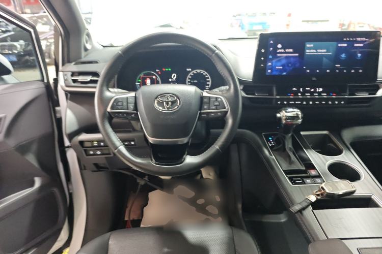 Used Toyota Sienna 2023 2.5L Hybrid Platinum Edition