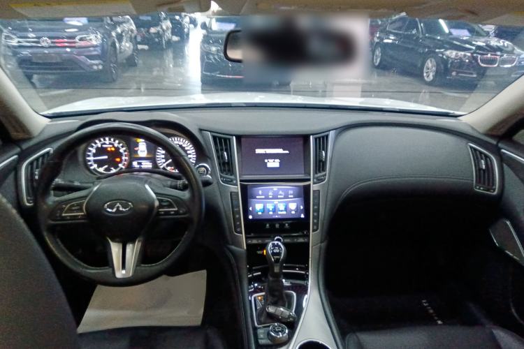 Used Infiniti Q50L 2018 2.0T Enjoyment Version China VI Standard Center Console