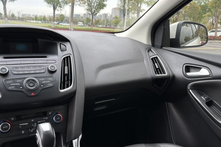 Used Ford Focus 2015 Sedan 1.6L Automatic Trend Model Audio And AC Panel