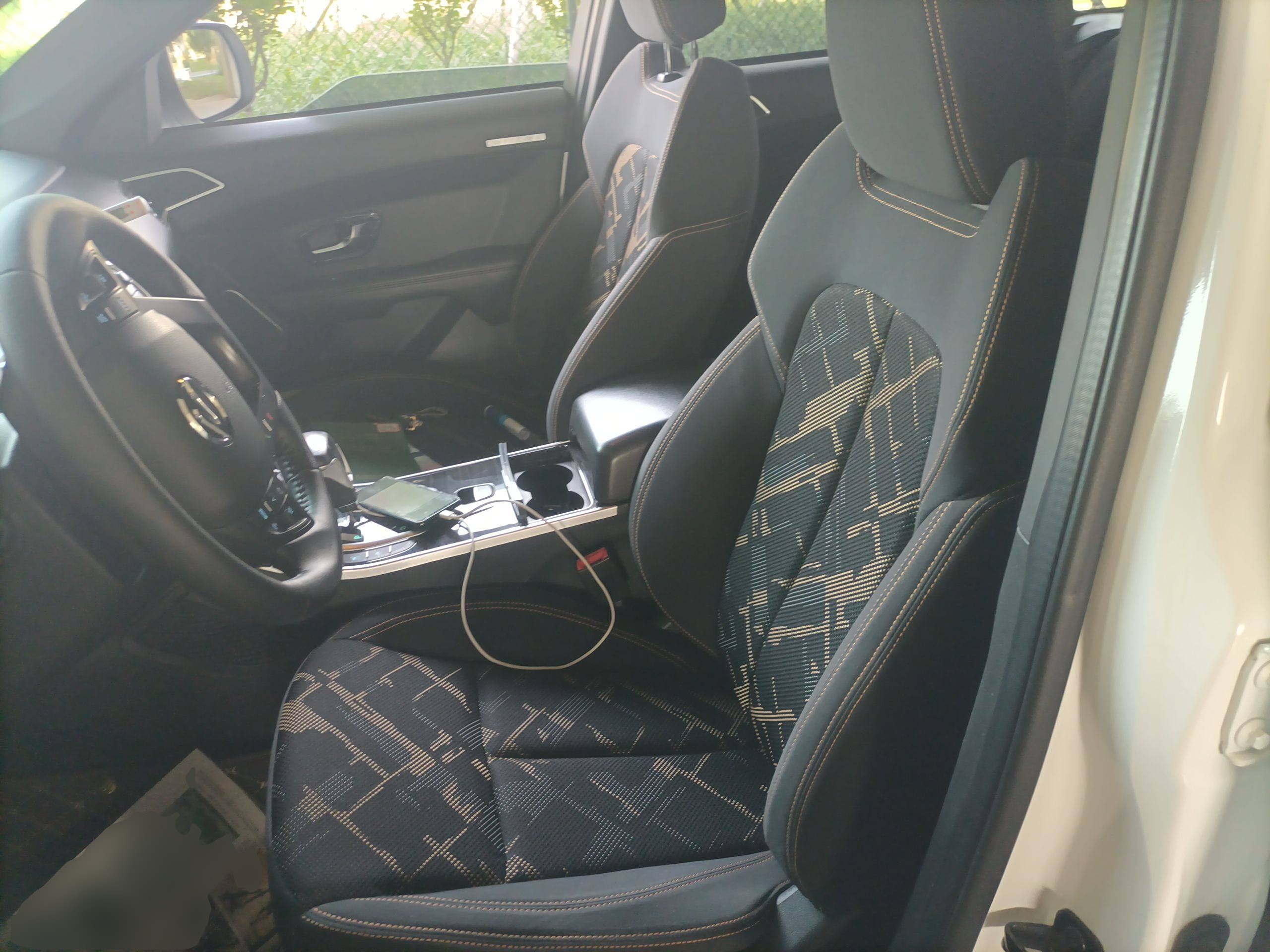 المقاعد الأمامية داخل السيارة