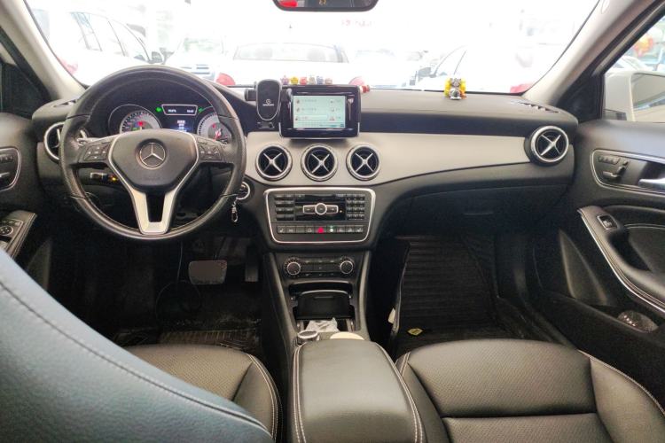 Used Mercedes-Benz GLA 2015 GLA 220 4MATIC Luxury Model Center Console