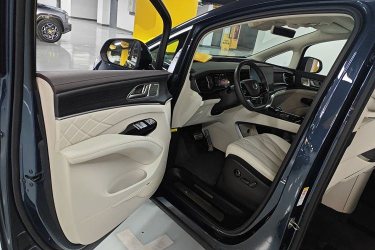 Used Denza D9 2025 DM-i Intelligent Drive 1020 Four-Wheel Drive Flagship Model
