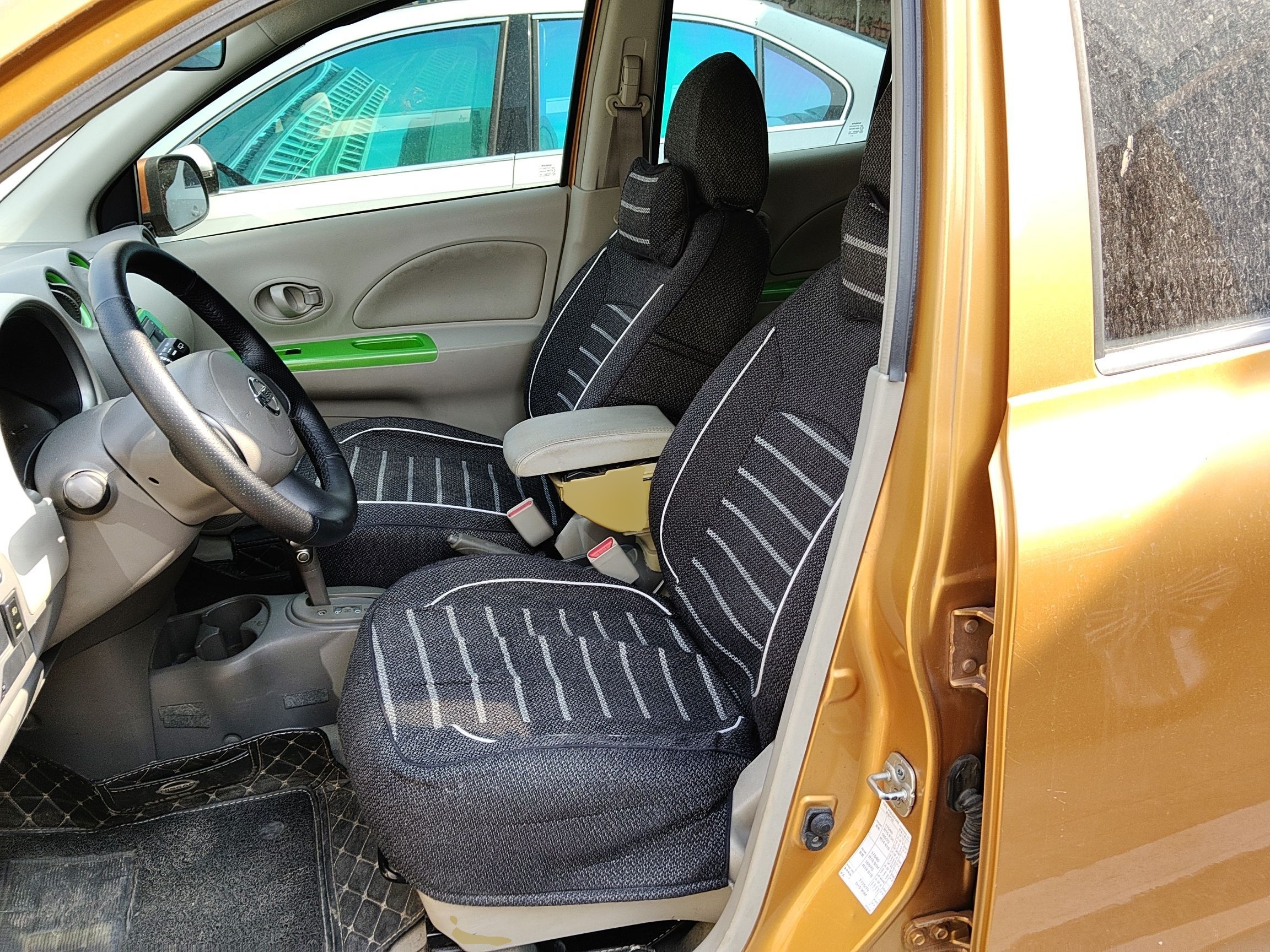 Переднее сиденье в автомобиле