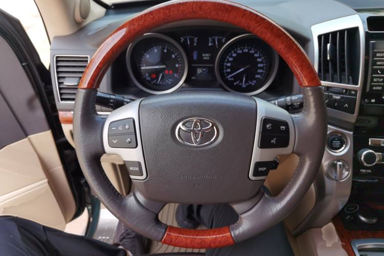 Used Toyota Land Cruiser 2012 4.6L Automatic VX-R Steering Wheel