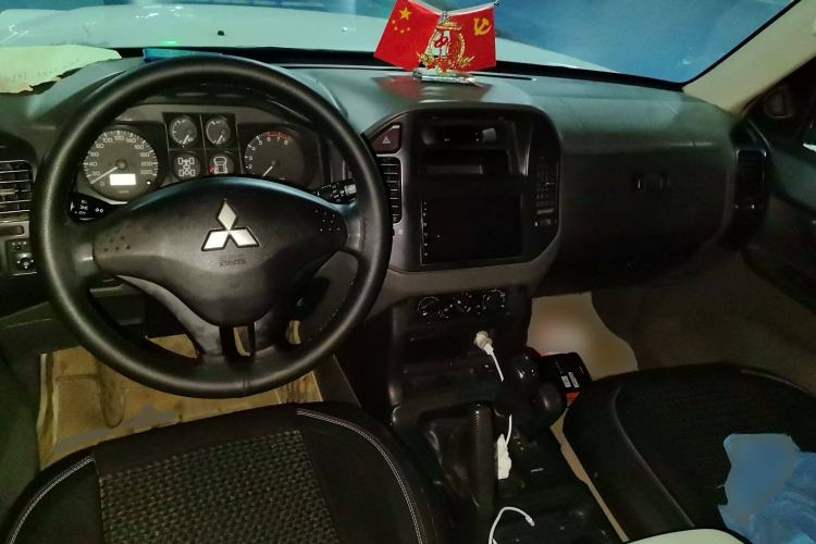 Used Mitsubishi Pajero 2011 V73 3.0L MT GL Center Console