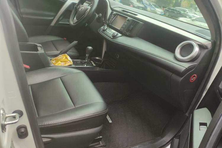 Used Toyota RAV4 2016 2.0L CVT Two-Wheel Drive Fashion Edition China V Standard
