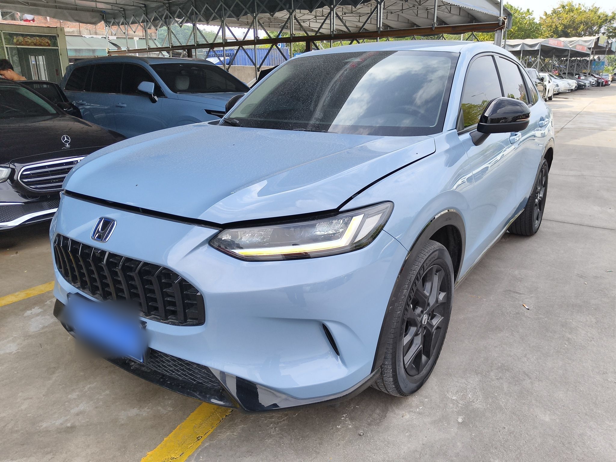 Под передней частью автомобиля