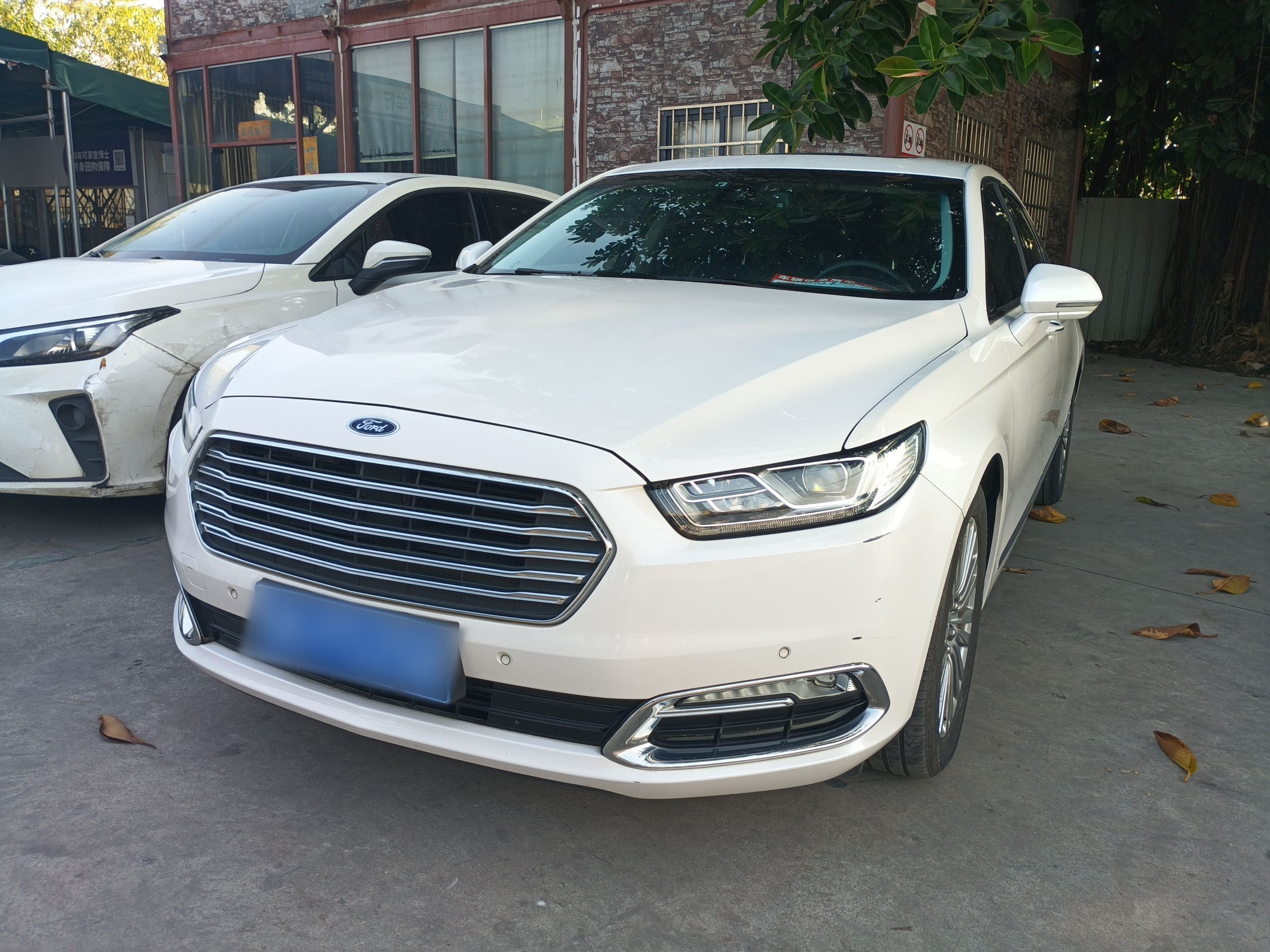 تحت مقدمة السيارة