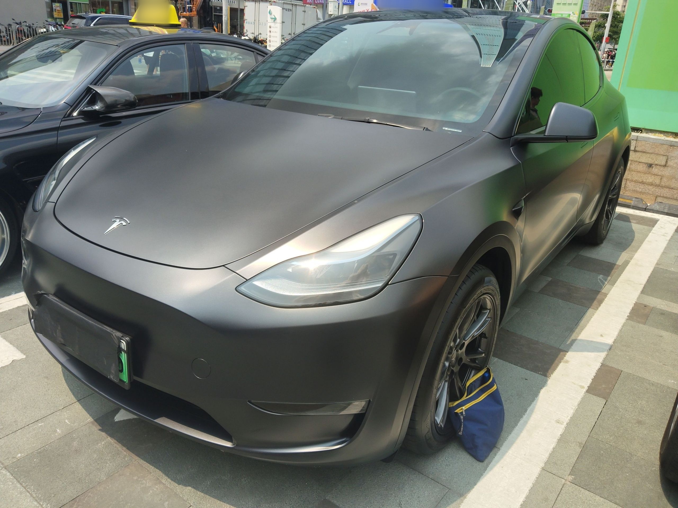 تحت مقدمة السيارة