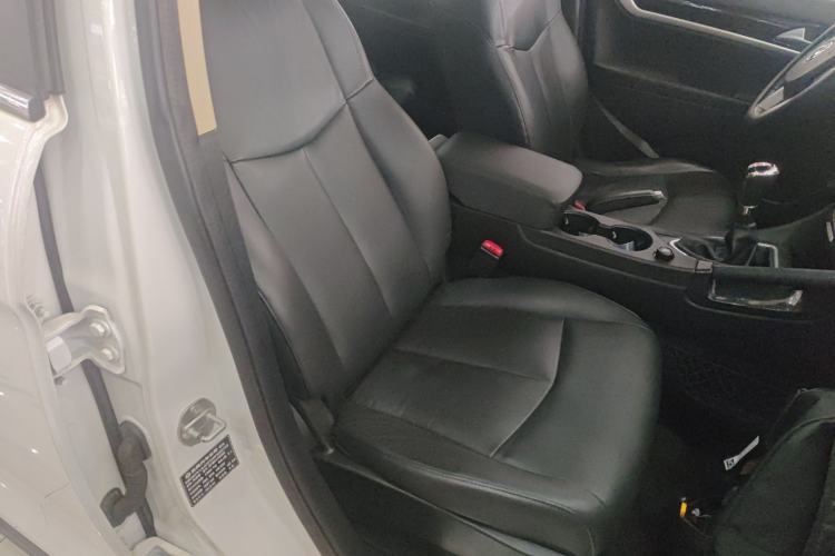 Used Dongfeng Aeolus AX7 2015 2.0L Manual Zhiyi Trim
