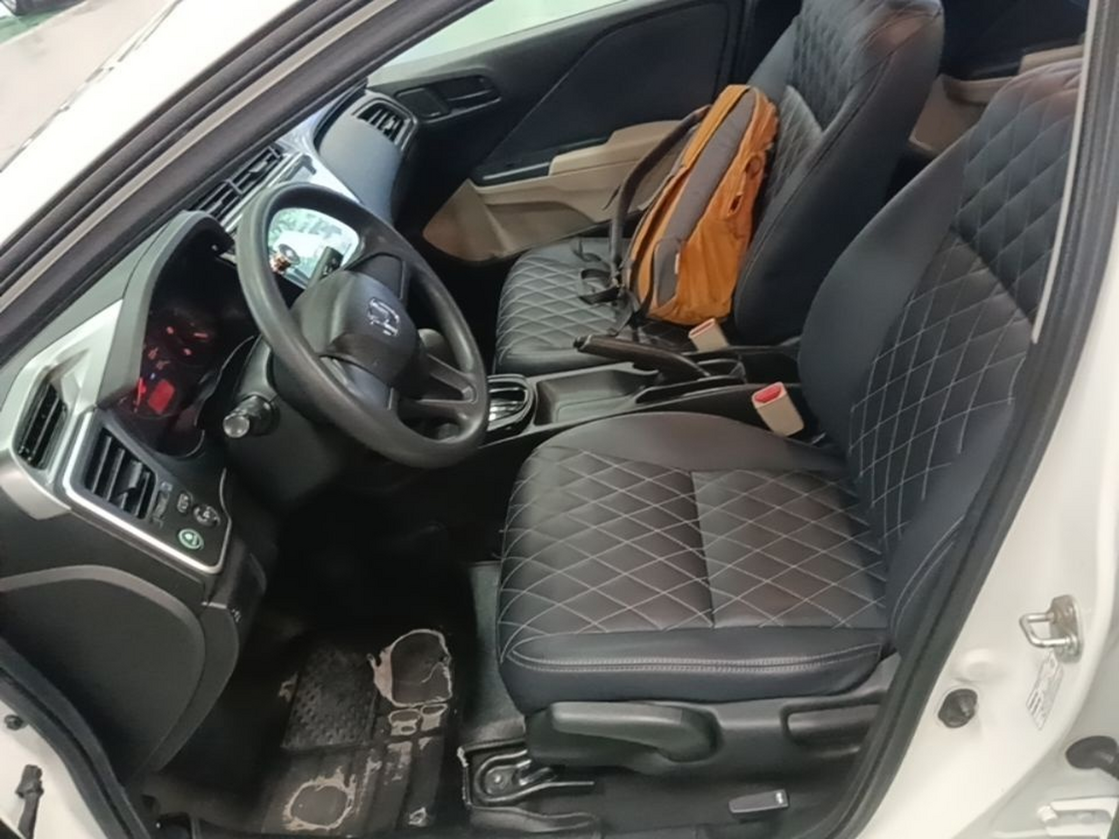 المقاعد الأمامية داخل السيارة