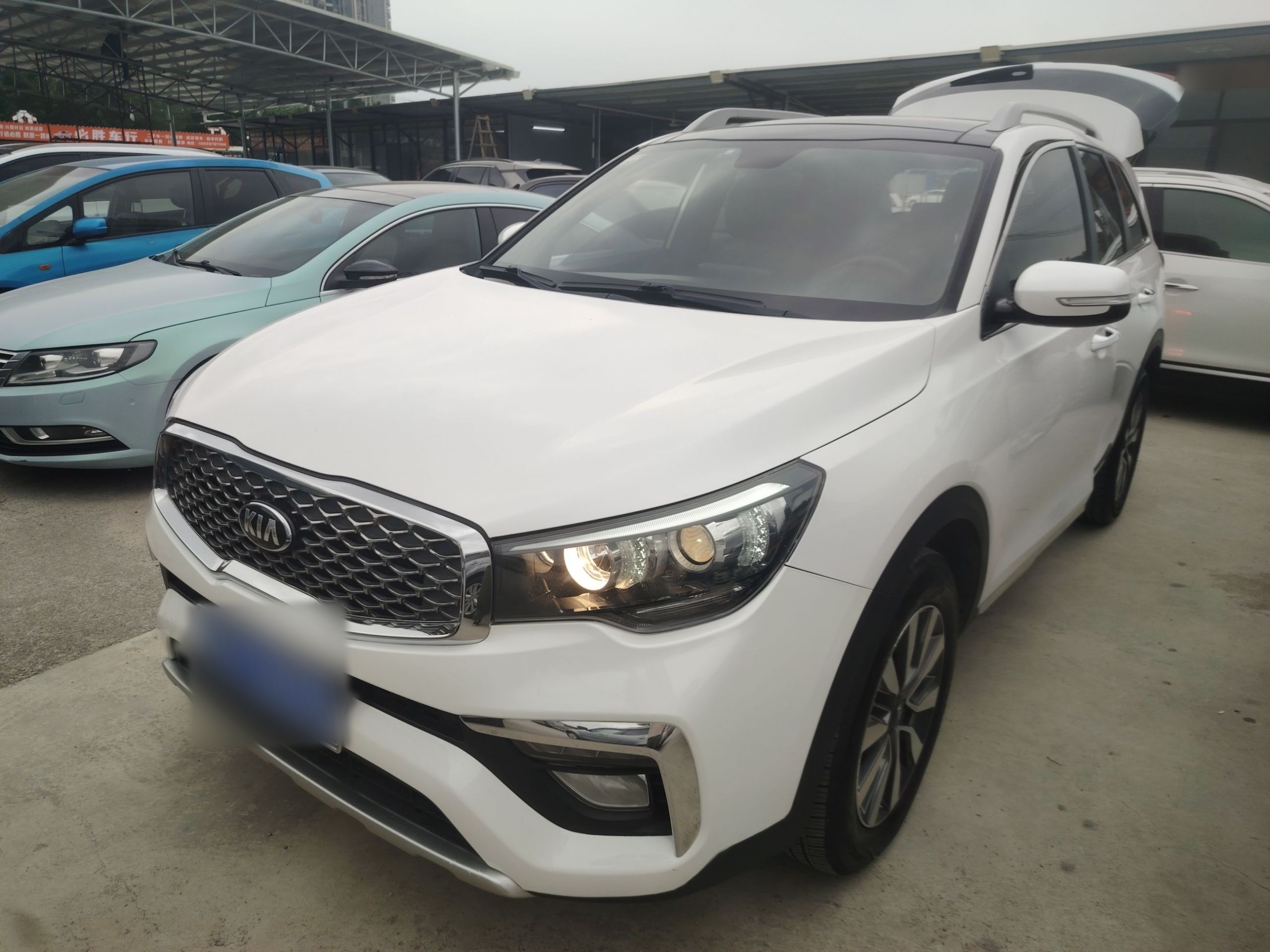 تحت مقدمة السيارة