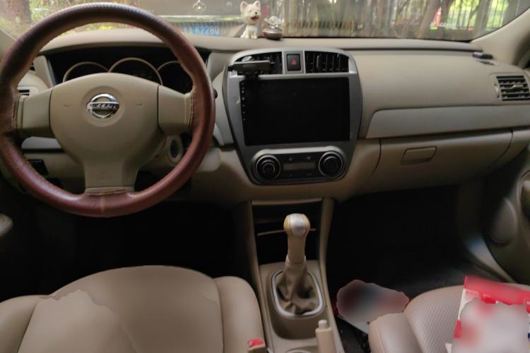 Used Nissan Sylphy 2016 Classic 1.6XE Manual Comfort Edition Center Console