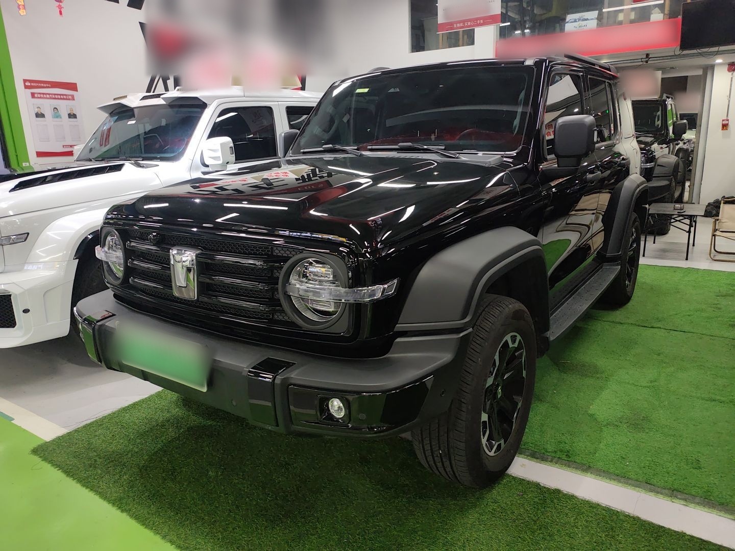 تحت مقدمة السيارة