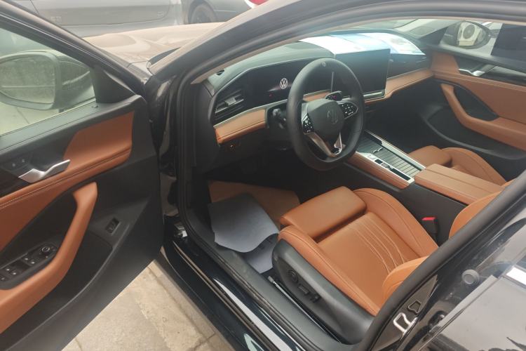 Used Volkswagen Magotan 2024 300TSI DSG Prestige Edition—A Real Eye-Catcher
