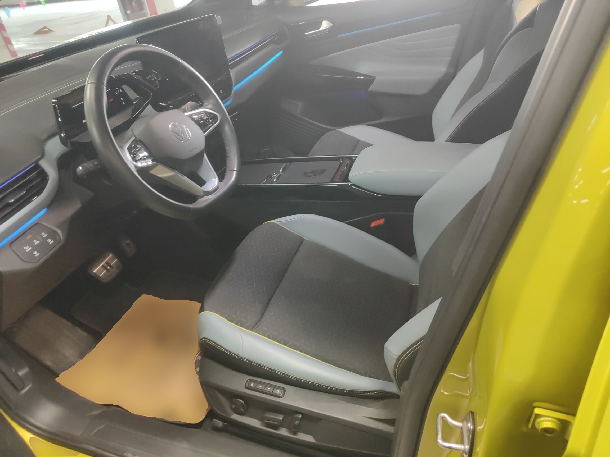 المقاعد الأمامية داخل السيارة