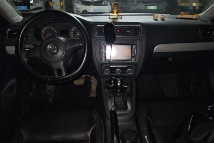 Used Volkswagen Sagitar 2012 1.6L Automatic Comfort Edition Center Console