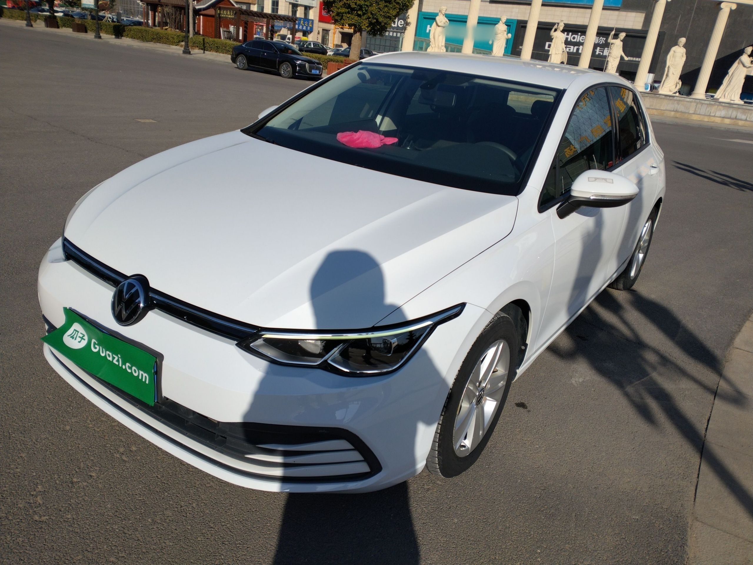 Под передней частью автомобиля