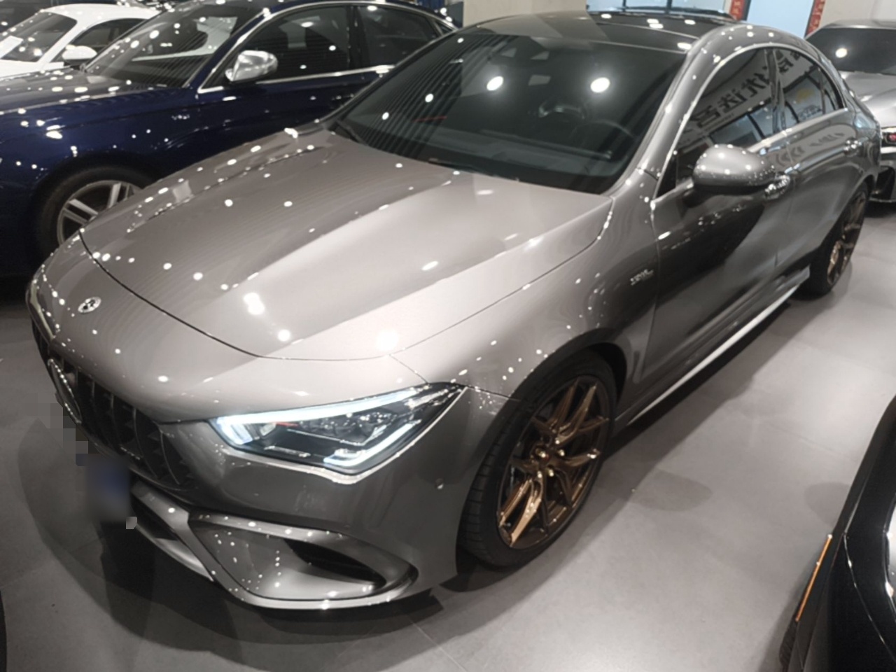 Unter der Vorderseite des Autos