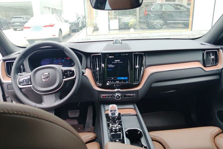 Used Volvo XC60 New Energy 2025 Plug-in Hybrid Long-Range All-Wheel Drive Smart Luxury Edition Center Console