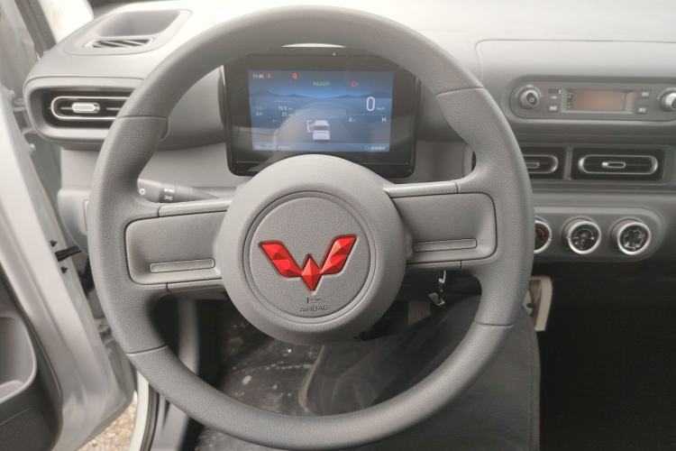 Used Wuling Zhiguang New Energy 2025 Model 305km Ambitious Edition Steering Wheel