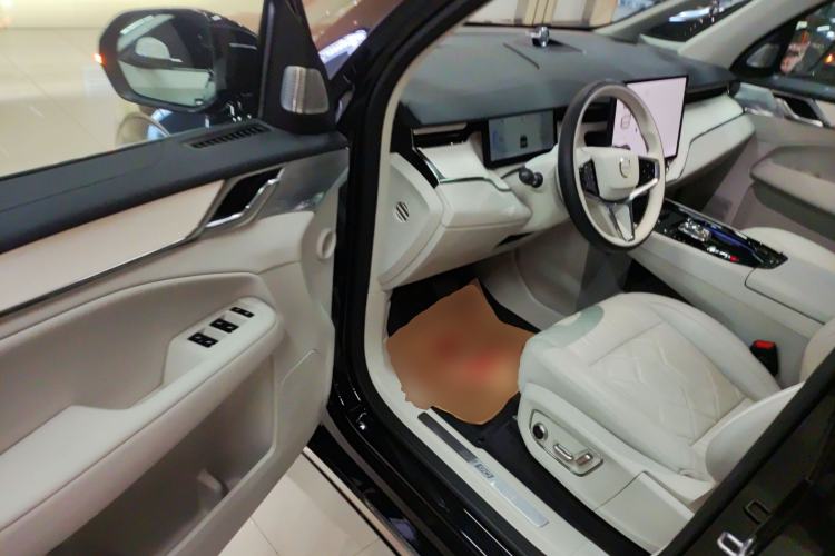 Used Volvo EM90 2025 Ultra Six-Seater
