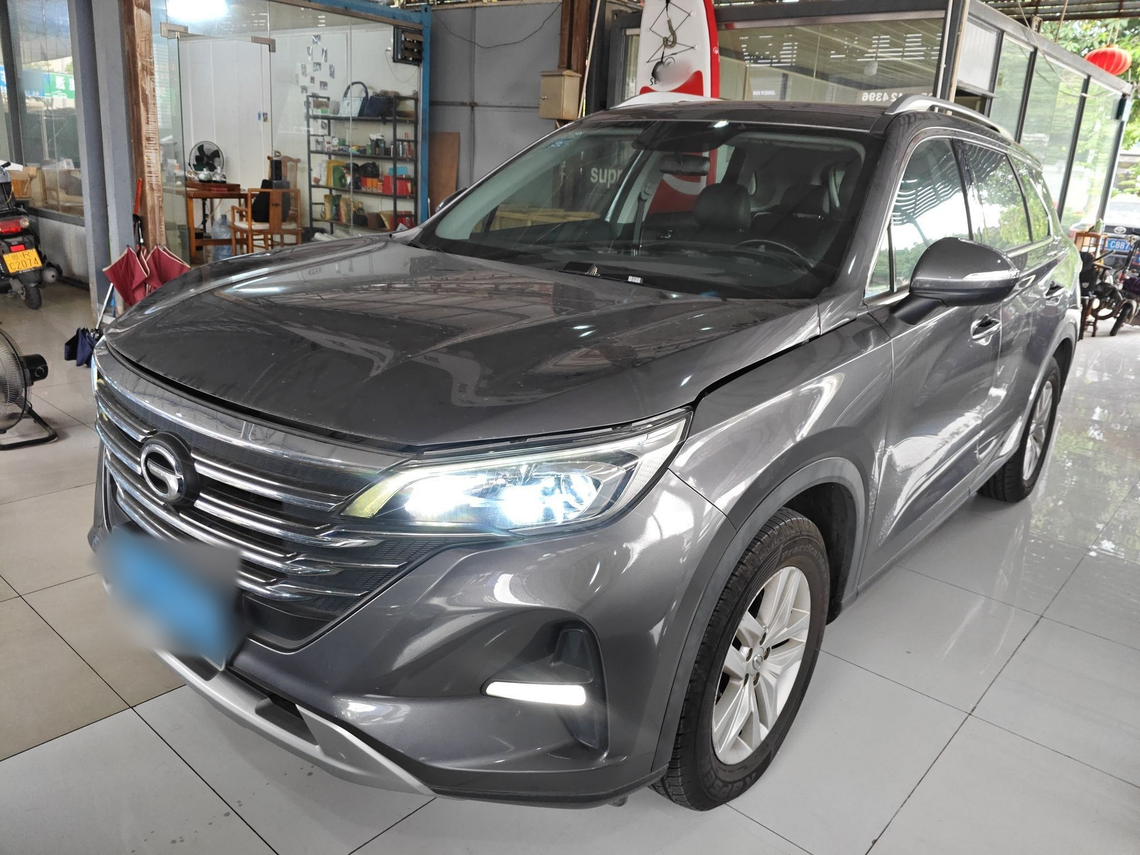 تحت مقدمة السيارة