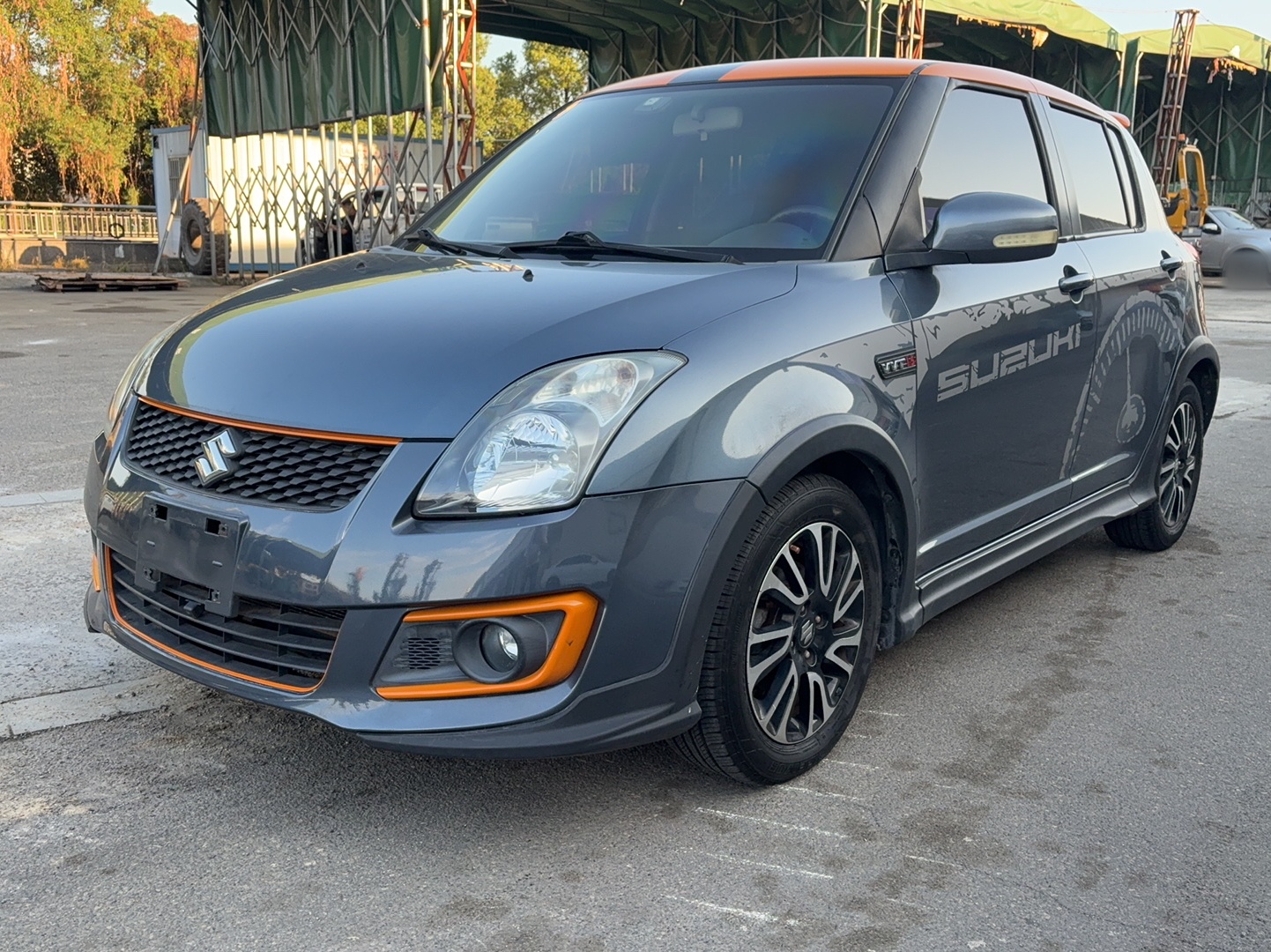 تحت مقدمة السيارة