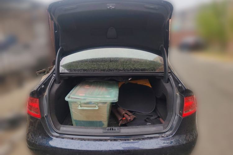 Used Audi A4L 2012 2.0 TFSI automatic Comfort trim level Trunk