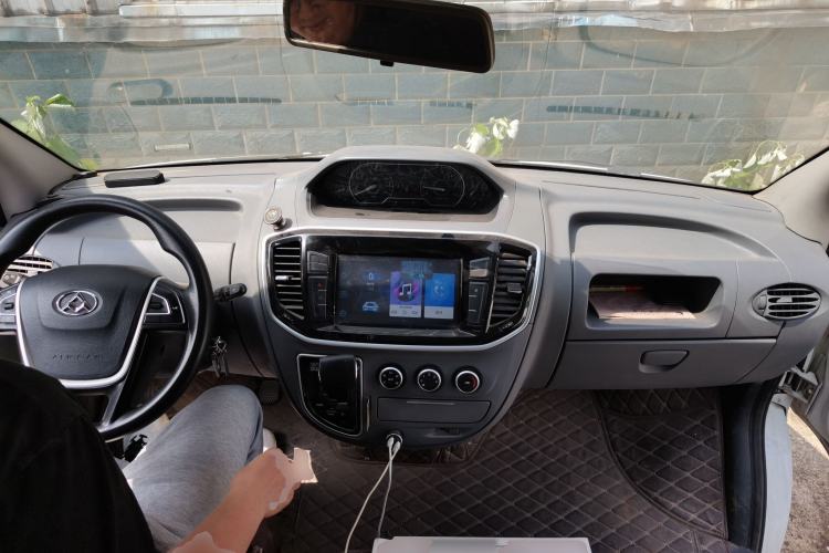 Used SAIC MAXUS Xintu V80 2017 2.5T AMT Aoyuntong China IV Short Wheelbase Mid-Roof 5/6/10-Seater
